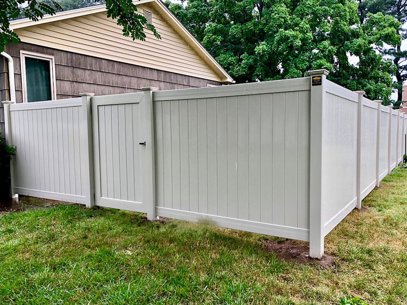 Photo of a vinyl privacy fence at a residential yard